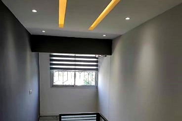 Le bureau terminé : murs repris, store, rubans lumineux encastrés au plafond.