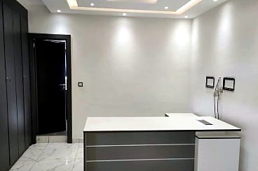 Le bureau de direction livré : plan de travail toute hauteur, porte pleine, éclairage encastré.