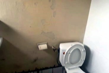 Le sanitaire d'origine : enduit décollé, appareils vétustes.