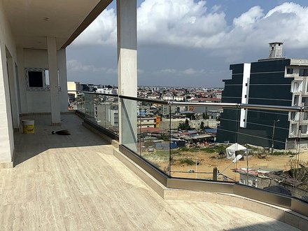 Balcon d'un chantier MDM après la pose des garde-corps vitrés.