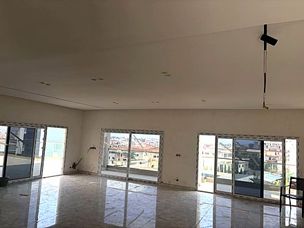 Salon d'un chantier MDM après la pose des baies vitrées coulissantes.